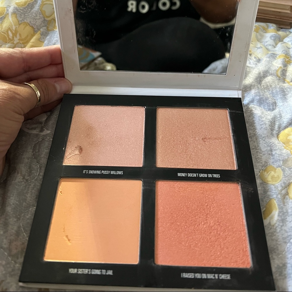 KYLIE JENNER - PRESSED POWDER PALETTE